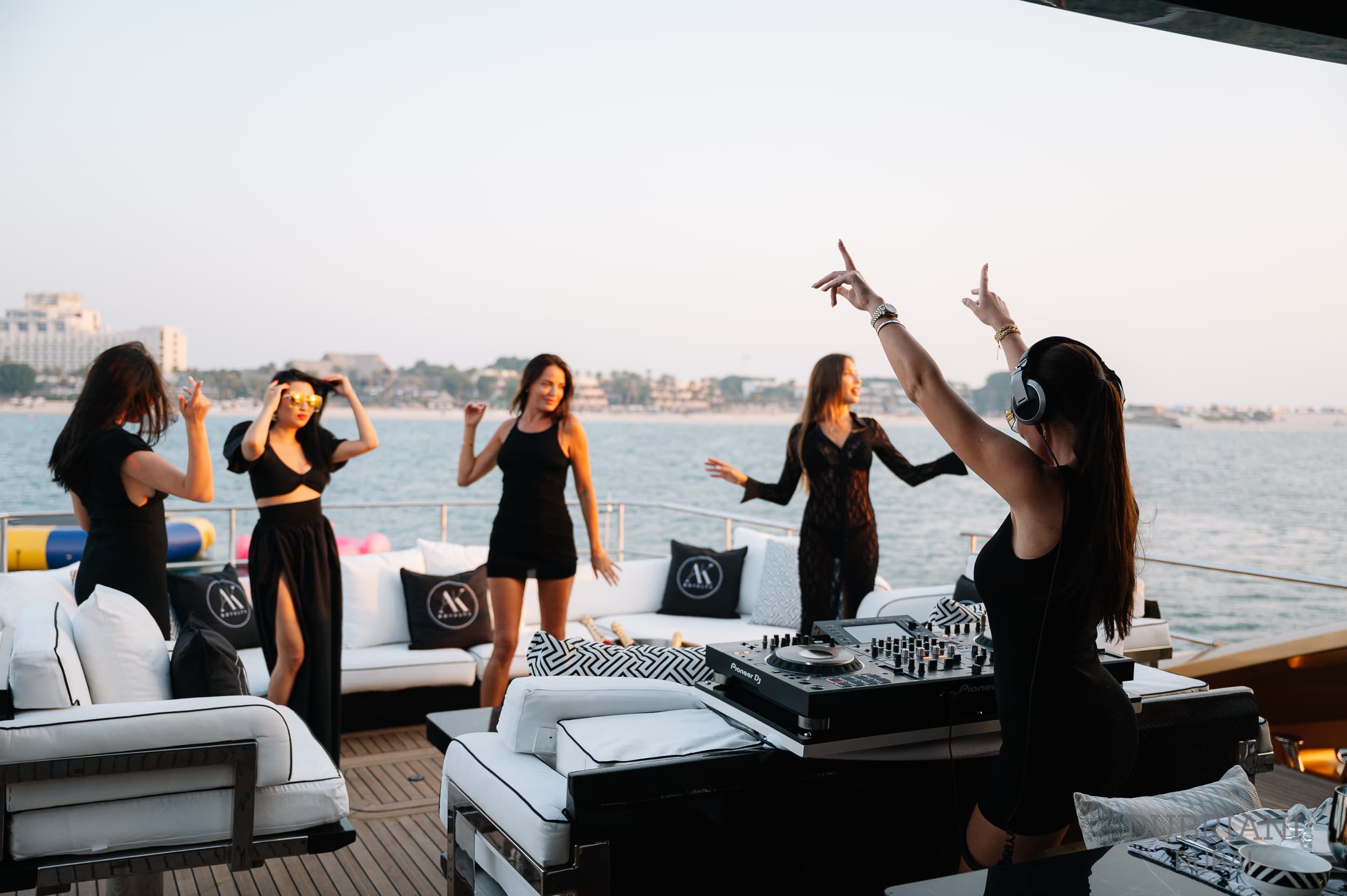 yacht party dubai
