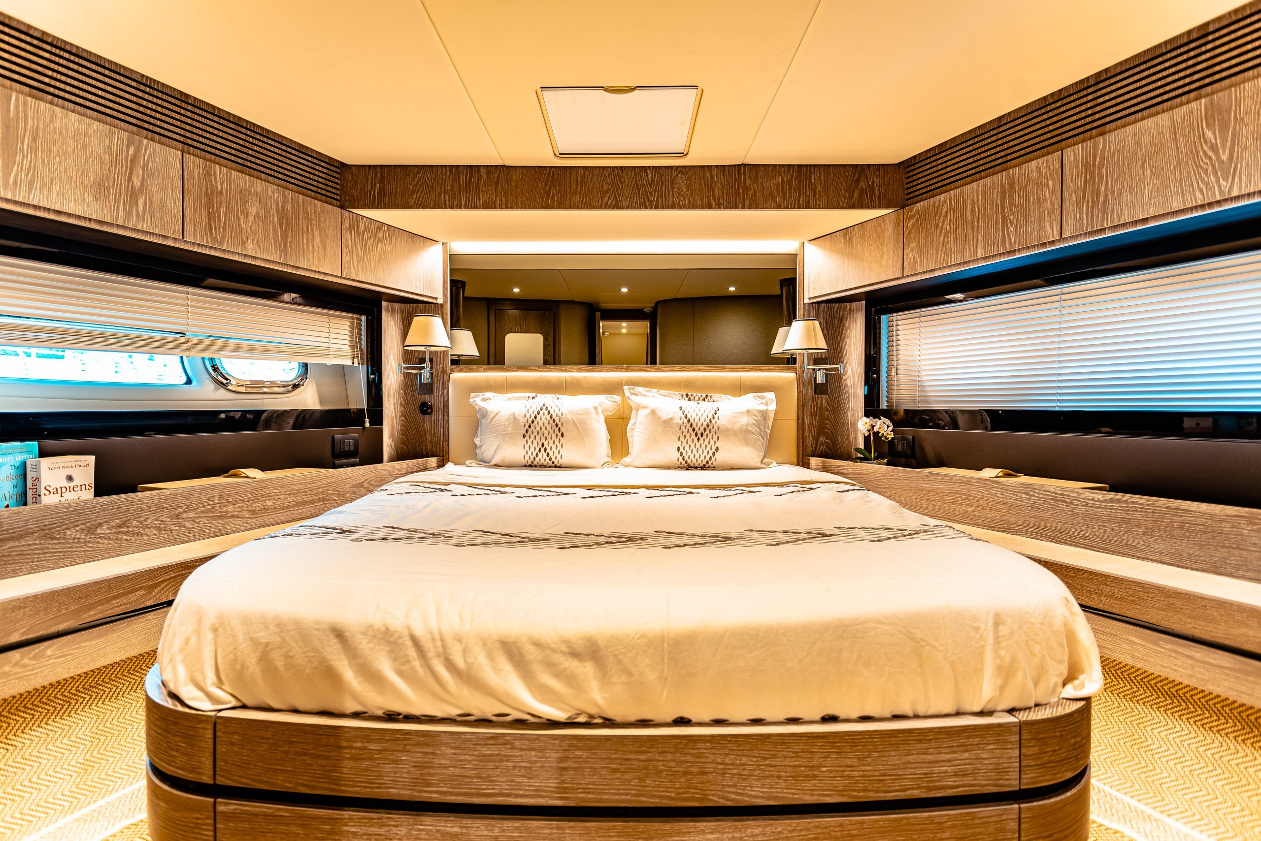 Azimut 70 Migueria yacht master bedroom cabin
