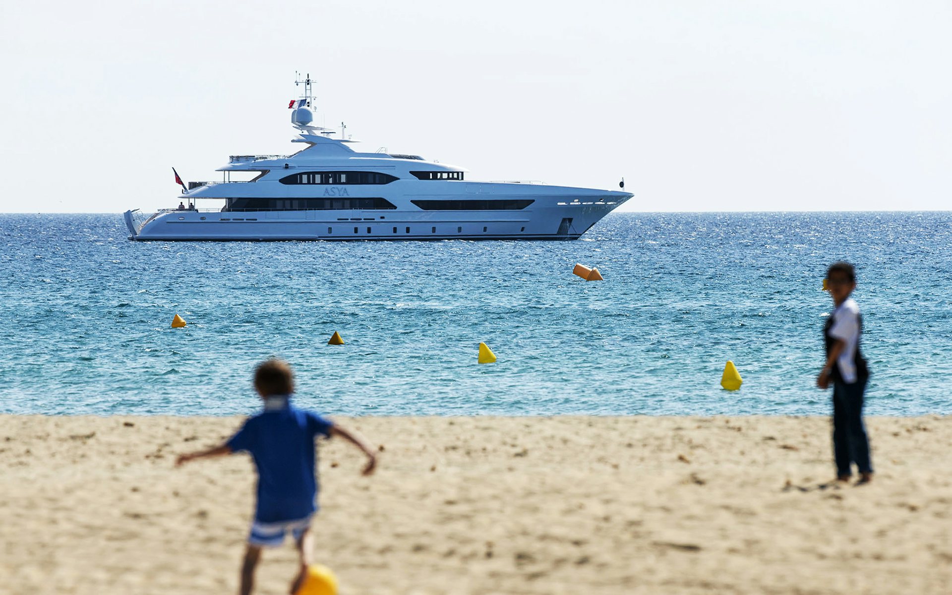Sofiya 153 superyacht near Dubai beach