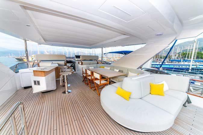 Azimut Grande 27M flybridge bar, dining and sun lounge, broker photo