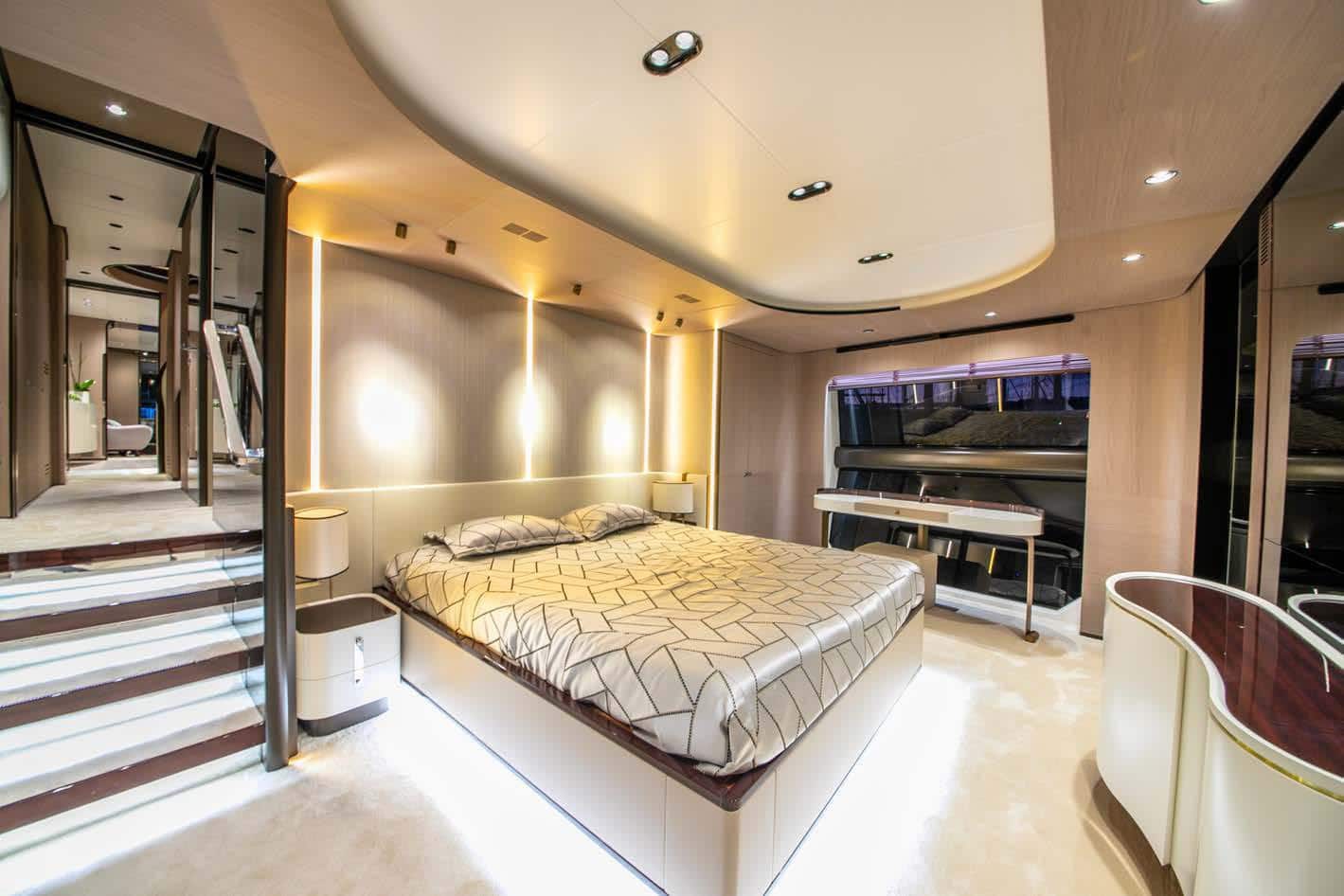 Azimut Grande 27M owner's cabin with double berth, broker photo