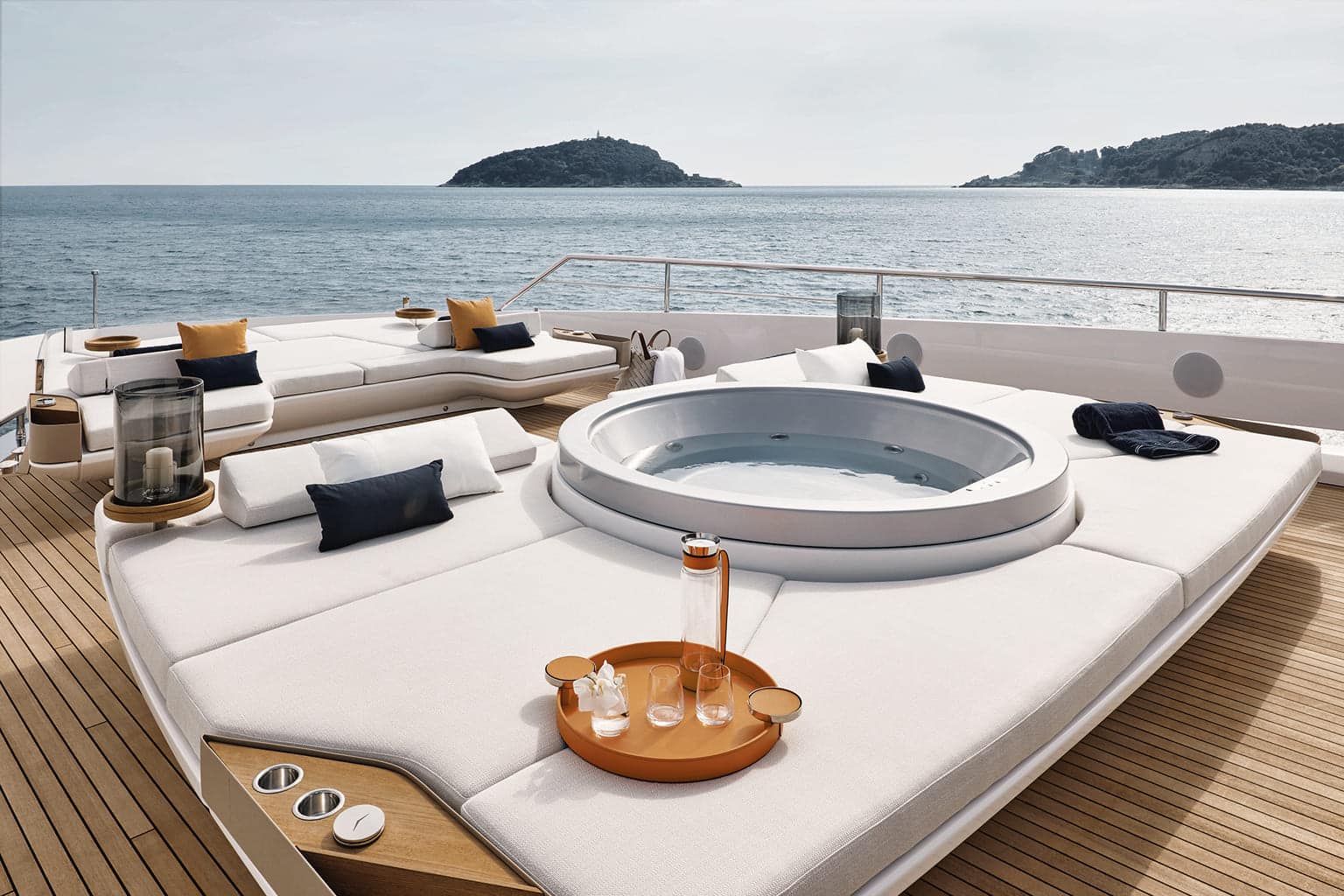 Grande Trideck foredeck jacuzzi and sunpads, shipyard photo