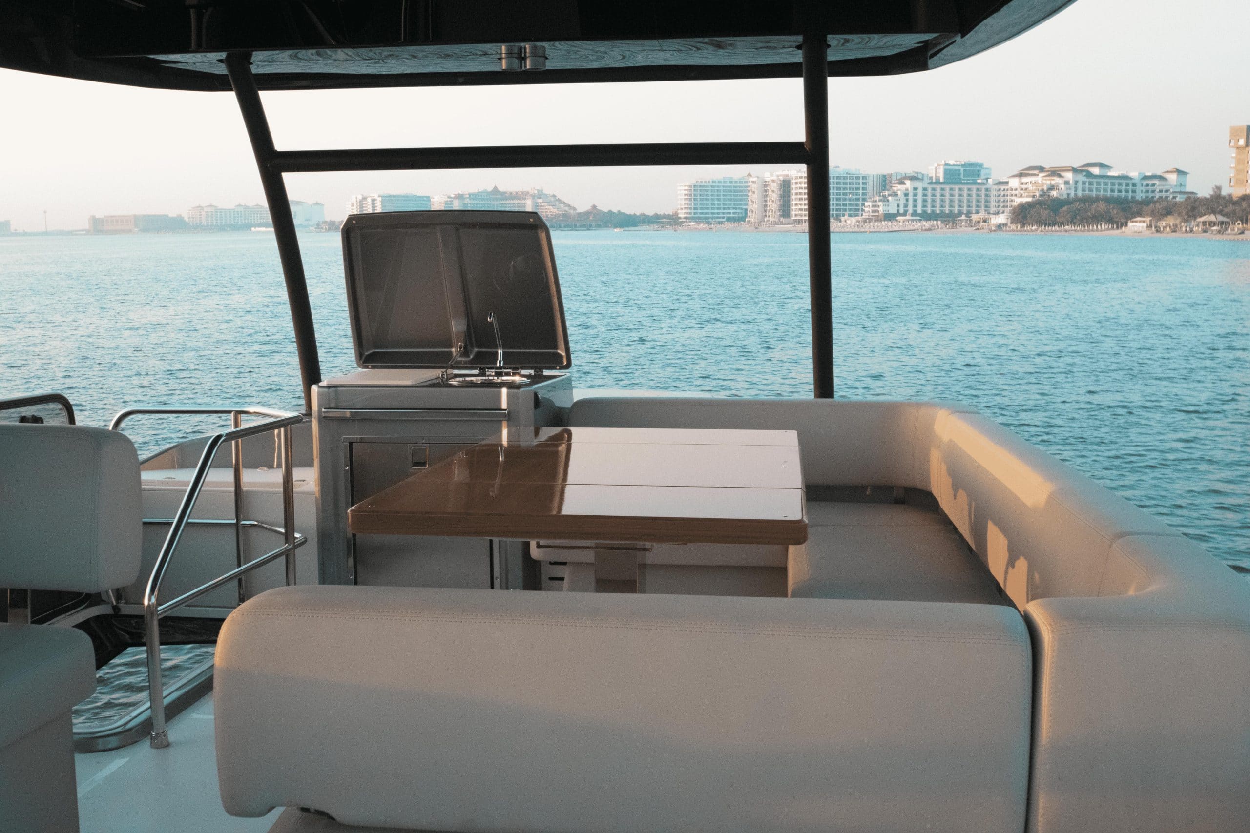 Cranchi 52 Evoluzione flybridge wet bar and dinette seating