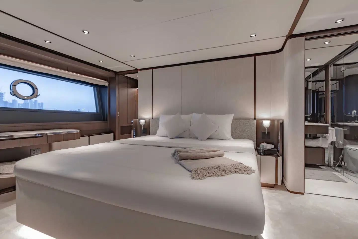 Full-beam owner's suite with king-size bed, Ferretti 860