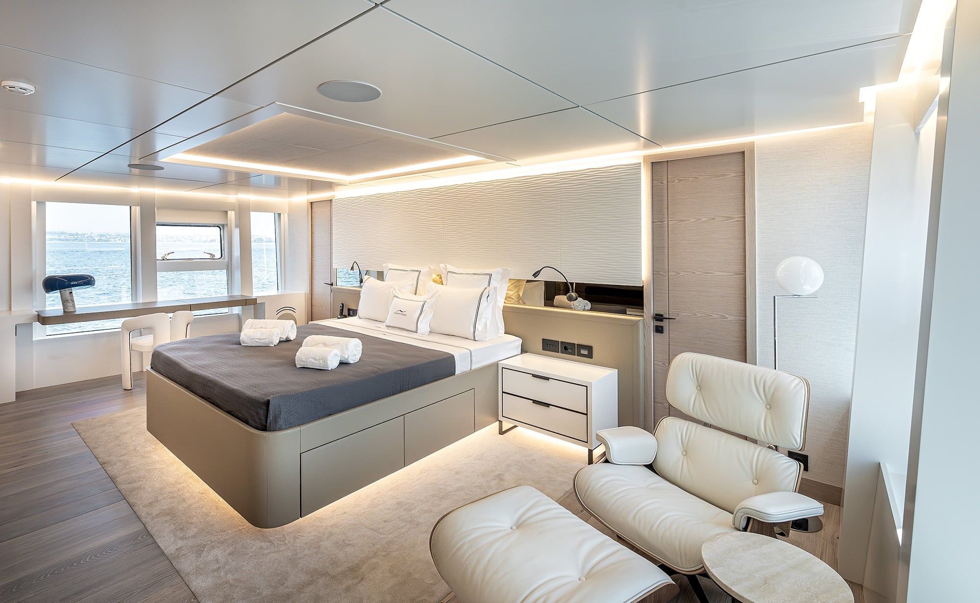 Numarine 40MXP guest double cabin with chaise lounge and desk