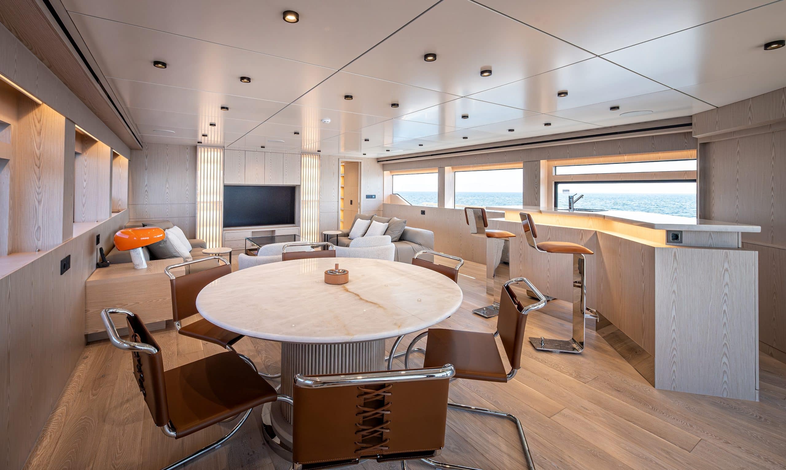 Numarine 40MXP upper saloon with round dining table and bar