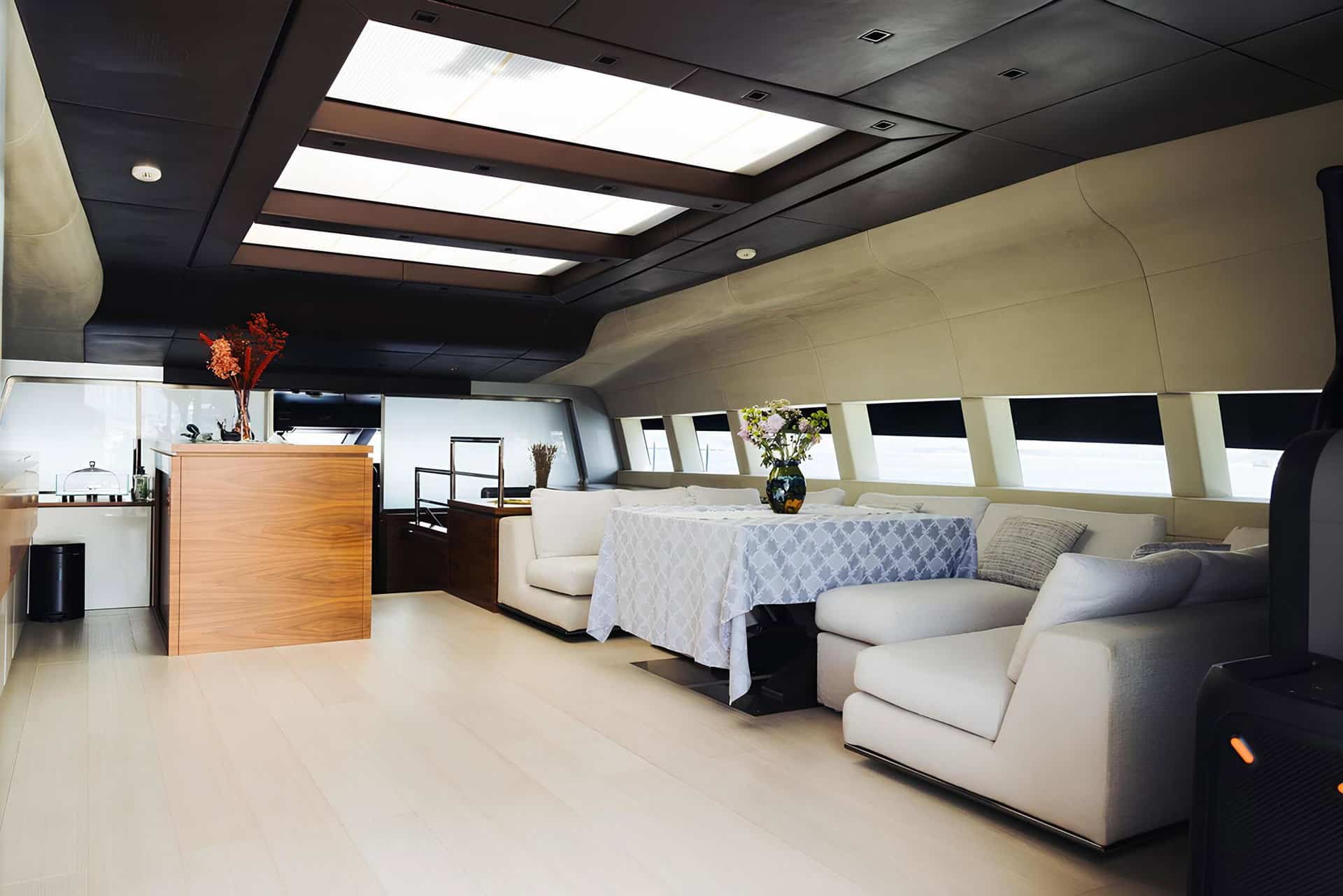 Sanlorenzo 40 Alloy full-beam owner's suite with lounge