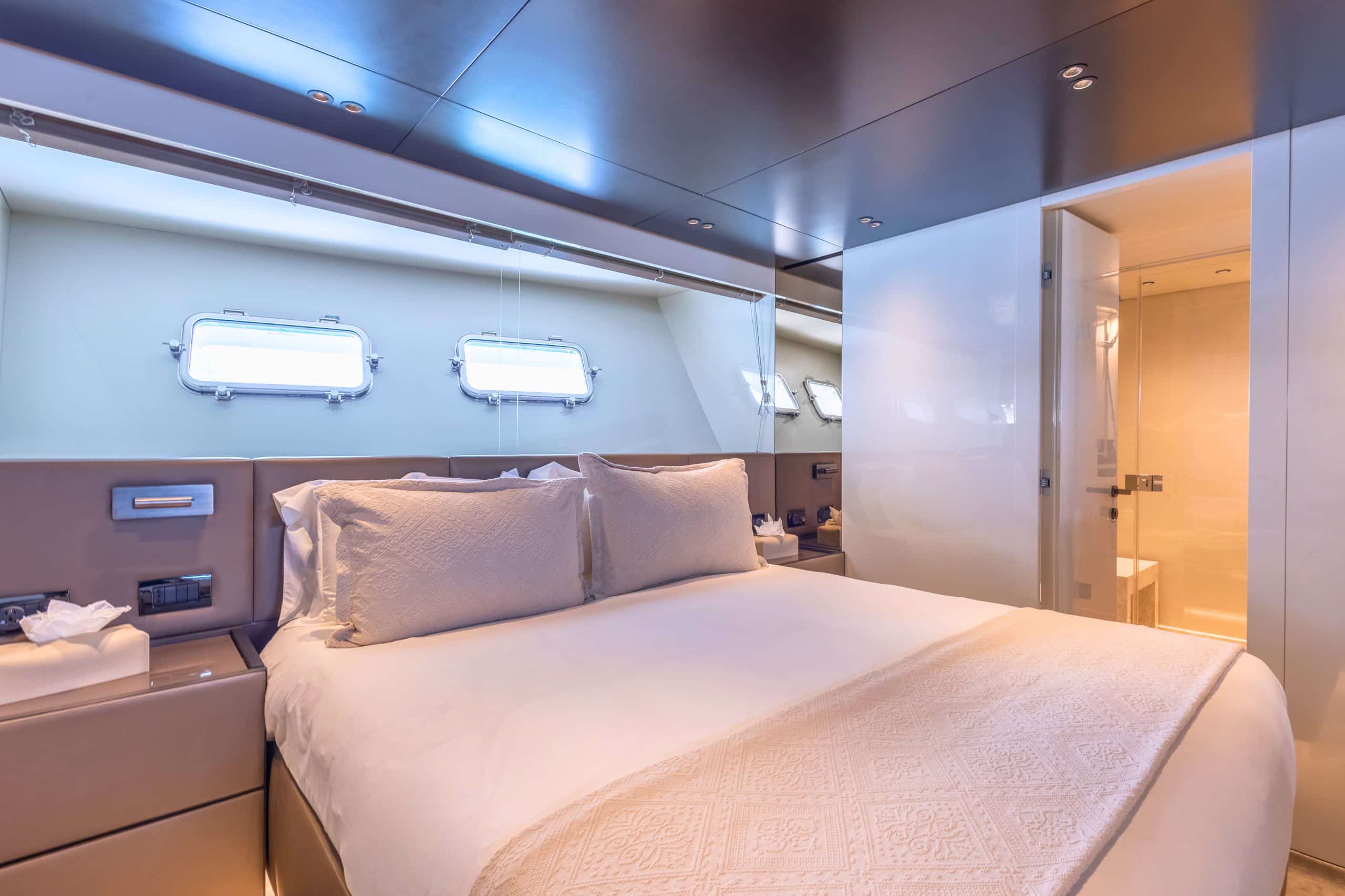 SanLorenzo SX88 double guest cabin with vanity and warm lighting