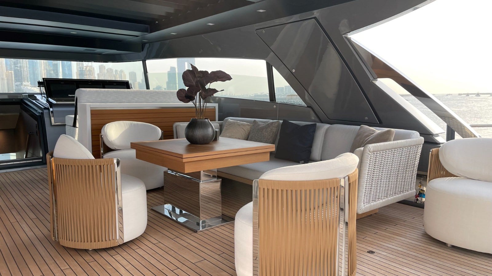 SanLorenzo SX88 flybridge lounge and bar, broker photo